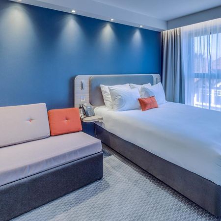 Holiday Inn Express - Fleet By Ihg Exterior foto