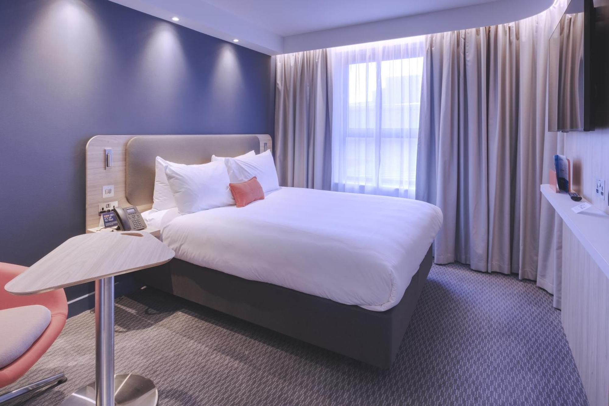 Holiday Inn Express - Fleet By Ihg Exterior foto