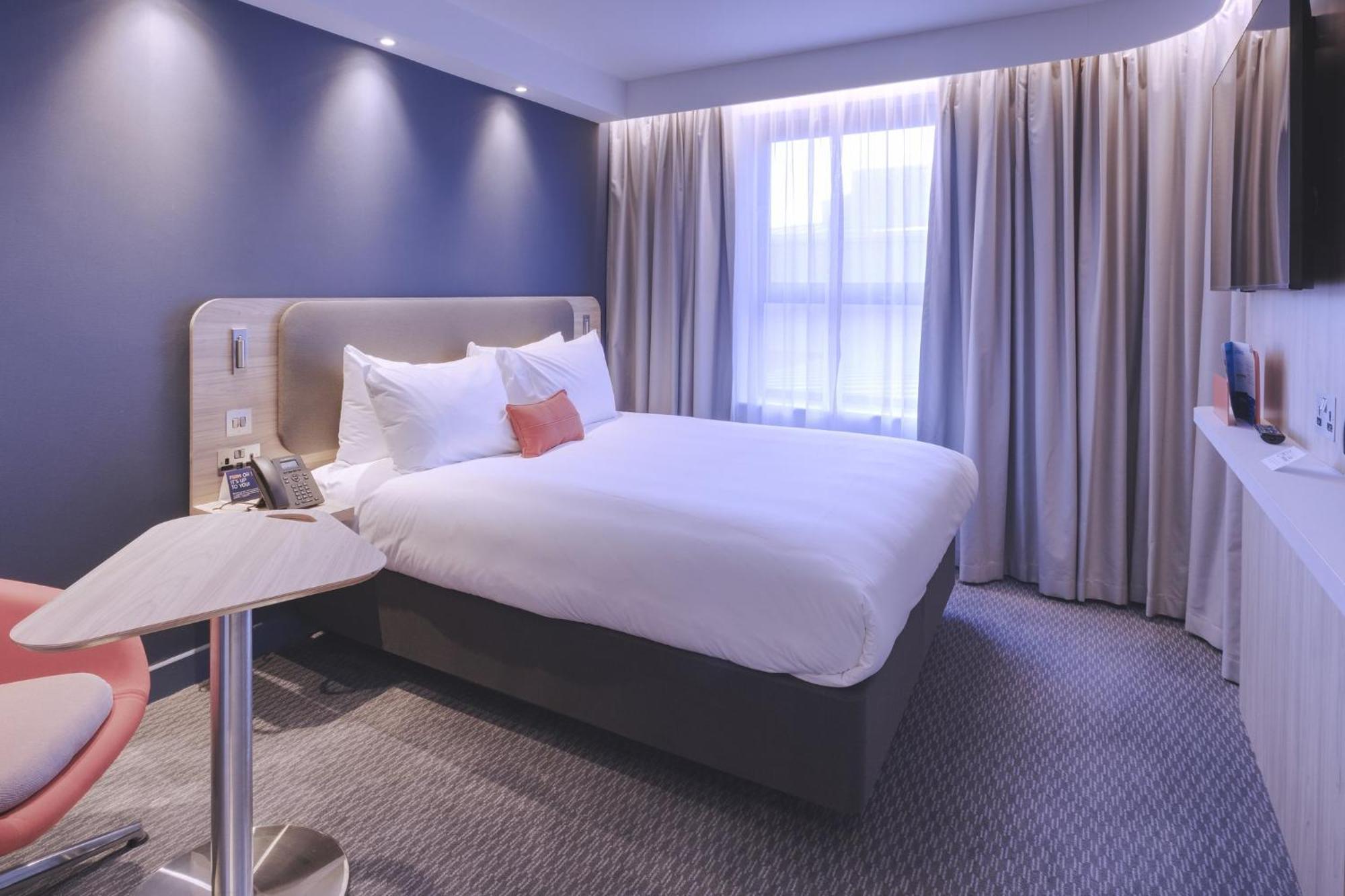 Holiday Inn Express - Fleet By Ihg Exterior foto